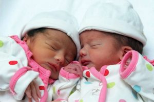 Nama Bayi Perempuan Yang Artinya Kembar